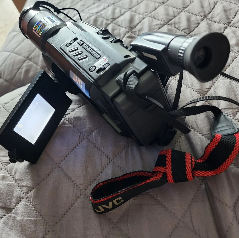 JVC Compact Camcorder Model: GR-SXM240U